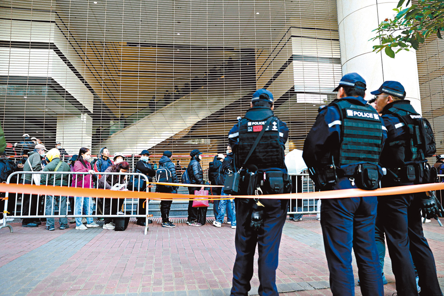 ●市民上月排隊進入法院旁聽黎智英案的裁決。 資料圖片