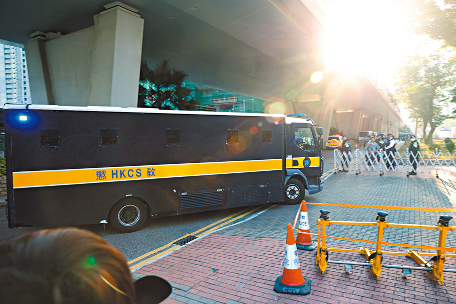 ●黎智英案日前求情，囚車進入法院。 資料圖片