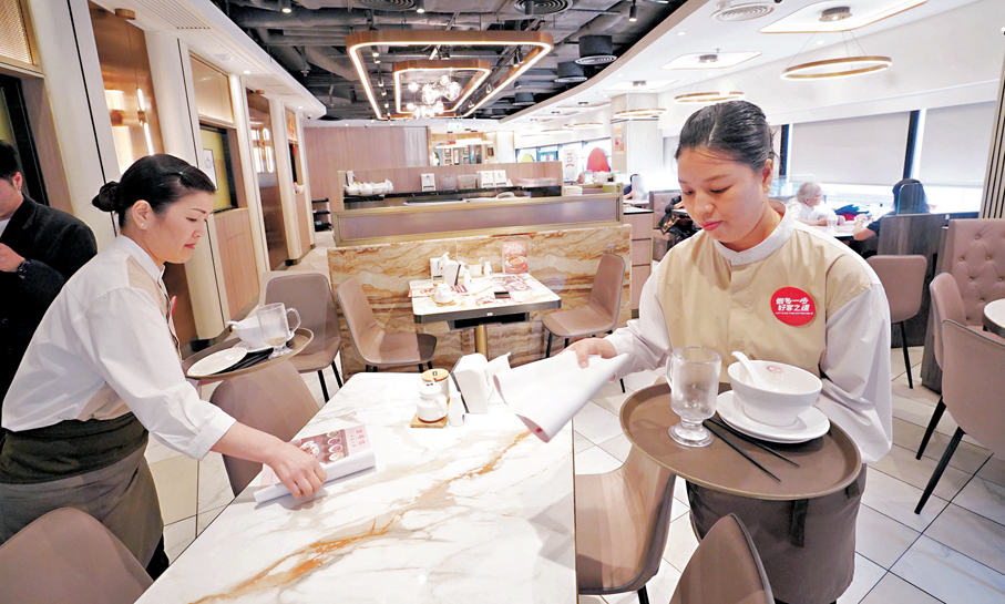 ●孫玉菡透露，餐飲業申請輸入勞工的宗數明顯回落，每月平均減少約一百宗。圖為有食肆聘請外勞負責侍應生工作。 資料圖片