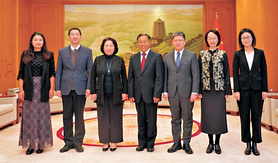 ●1月21日，崔建春特派員會見國際調解院秘書長鄭若驊，公署副特派員張長偉、國際調解院常務副秘書長孫勁等參加。 外交部駐港特派員公署圖片