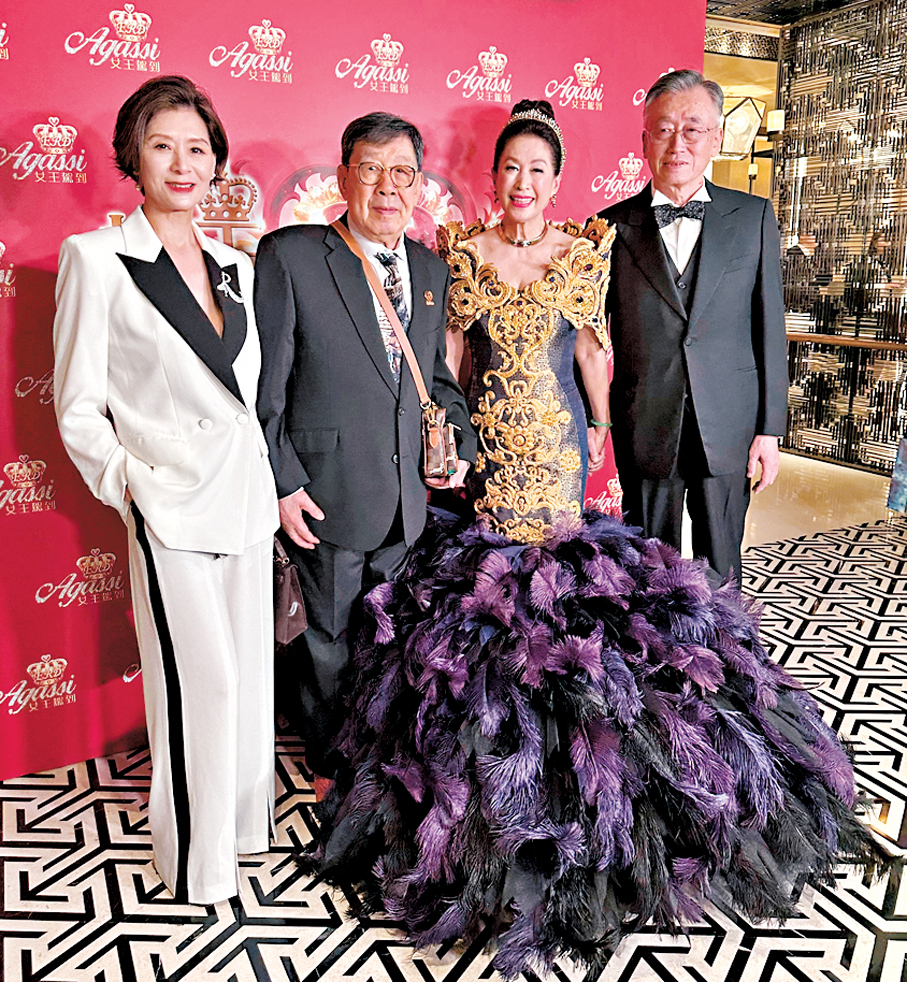 ●胡楓(左二)獲王玉環(右二)視為最好的學習榜樣。 香港文匯報記者子棠 攝