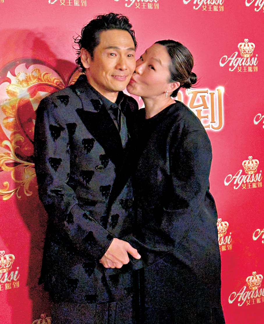 ●杜德偉與太太應記者要求互吻對方。 香港文匯報記者子棠 攝