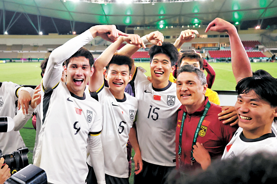 ●主帥安東尼奧（右二）賽後獲球員肯定。  新華社