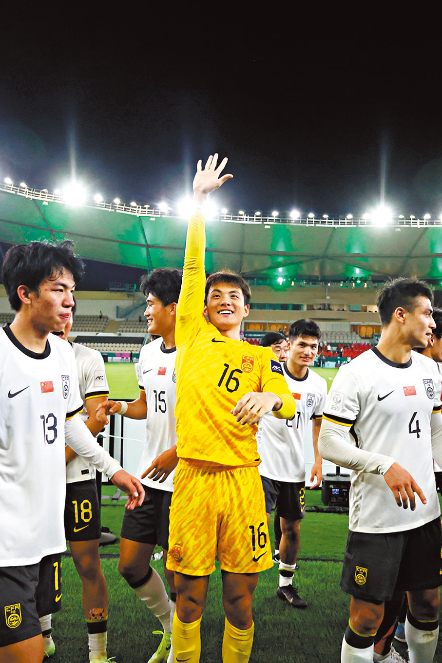 ●李昊（中）賽後向觀眾致意。 新華社