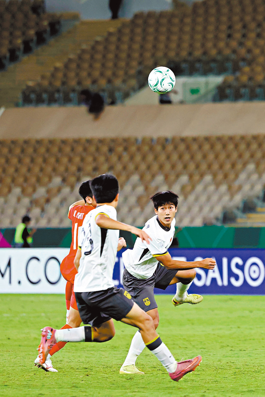 ●前鋒向余望（右）攻入一球，助國足U23三球淨勝越南。 新華社