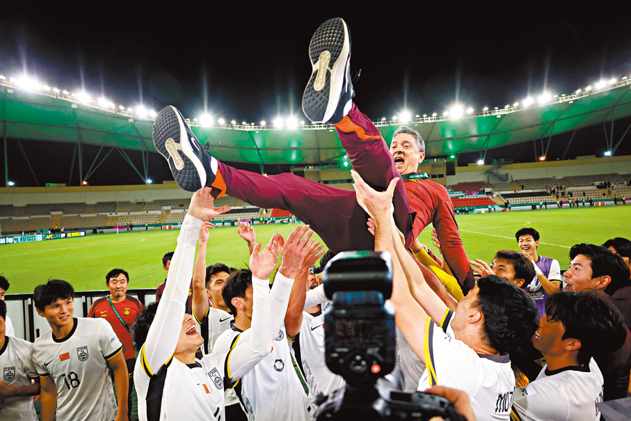 ●教練安東尼奧（紅衫）被球員拋起慶祝。 新華社