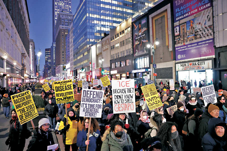 ●特朗普重返白宮以來支持率下滑，包括紐約等地周二出現集會，抗議特朗普施政。 路透社