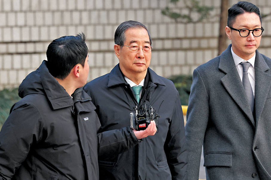 ●韓德洙（左二）被裁定協助內亂頭目等罪名成立，判監23年。 路透社