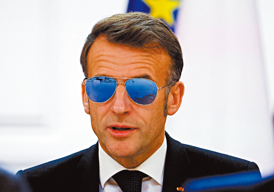 ●馬克龍由於右眼血管破裂，以墨鏡遮掩。 路透社