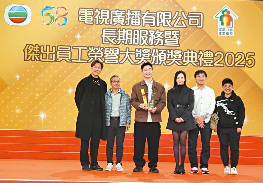 ●譚俊彥(左一)及龔嘉欣(右三)的傑出表現獲表揚。  香港文匯報記者梁靜儀 攝