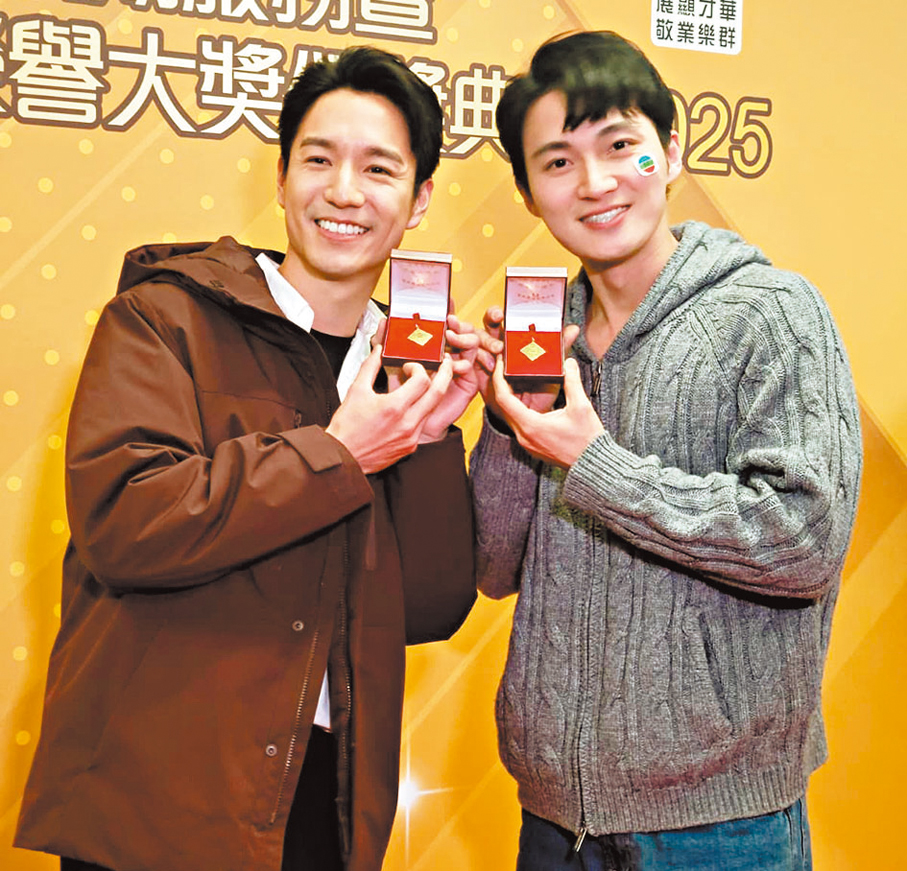 ●周嘉洛(右)和吳偉豪齊晒10年服務獎金牌。  香港文匯報記者梁靜儀 攝