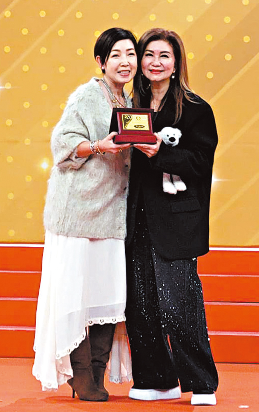 ●黎芷珊(左)從樂易玲手中領獎。  香港文匯報記者梁靜儀 攝