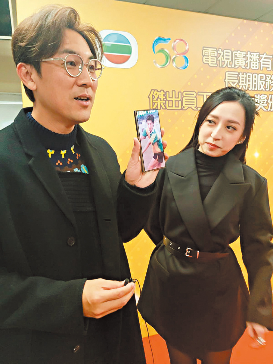 ●譚俊彥收到朋友傳來他初入行打欖球的相。