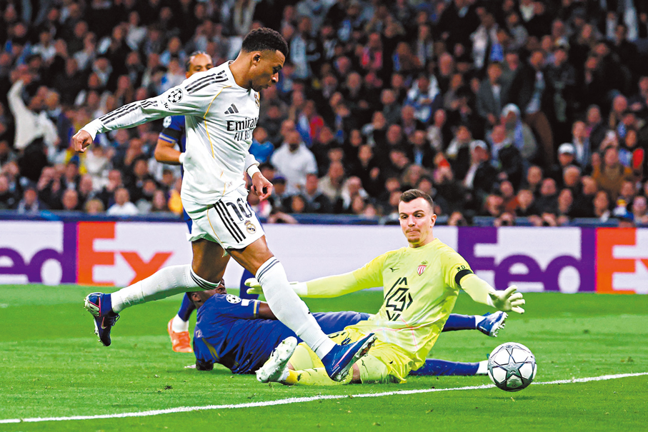 ●基利安麥巴比（左）是役梅開二度。  法新社