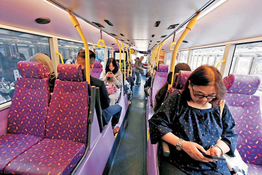 ●香港文匯報記者乘搭巴士，發現乘客普遍仍未建立佩戴安全帶的習慣。 香港文匯報記者黃艾力  攝