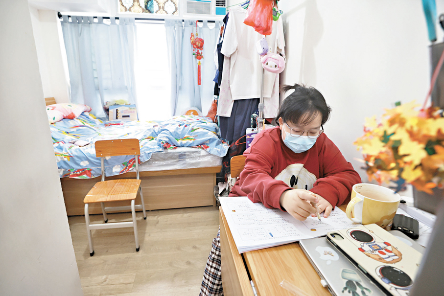 ●余女士與女兒的家雖不算大，但布置簡單而溫馨，相較過去住劏房時，女兒終於可以正正經經坐在書枱前溫書做功課了。香港文匯報記者郭木又  攝