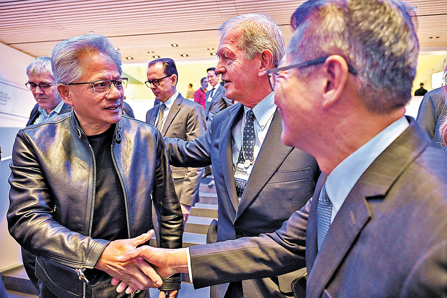 ●在瑞士達沃斯的世界經濟論壇年會上，財政司司長陳茂波與輝達聯合創辦人暨行政總裁黃仁勳（左）交談。 政府新聞處