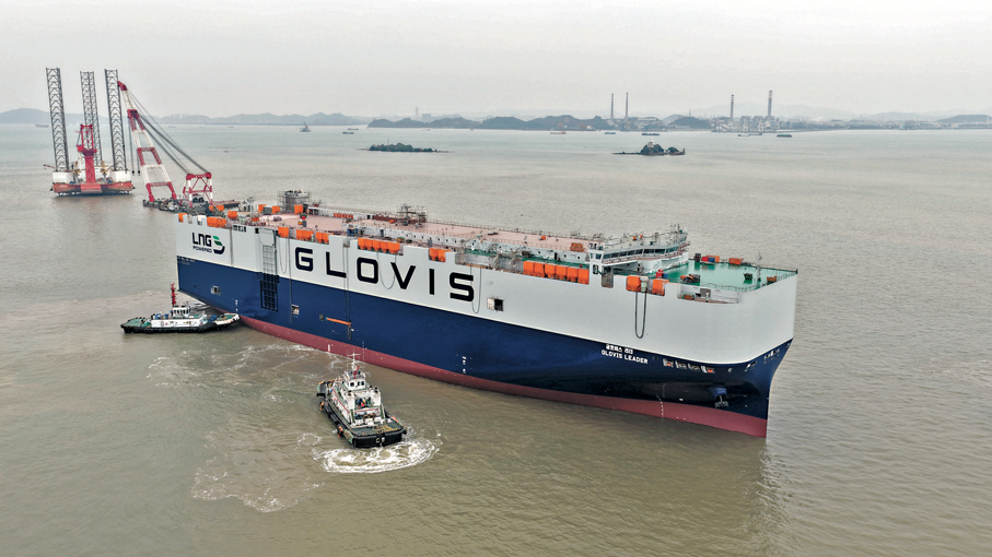 ●國產最大運車船廣州出塢，單船最大載車量超萬輛，是目前中國建造的最大汽車運輸船。 香港文匯報廣州傳真