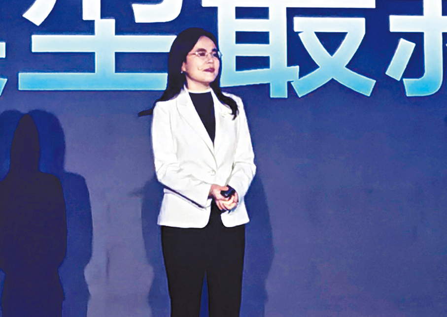 ●百度集團副總裁、深度學習技術及應用國家工程研究中心副主任吳甜介紹文心大模型最新進展。  香港文匯報記者章蘿蘭  攝