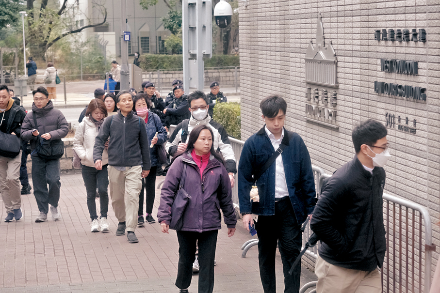 ●旁聽人士入庭聽取「支聯會」案審理。香港文匯報記者涂穴  攝