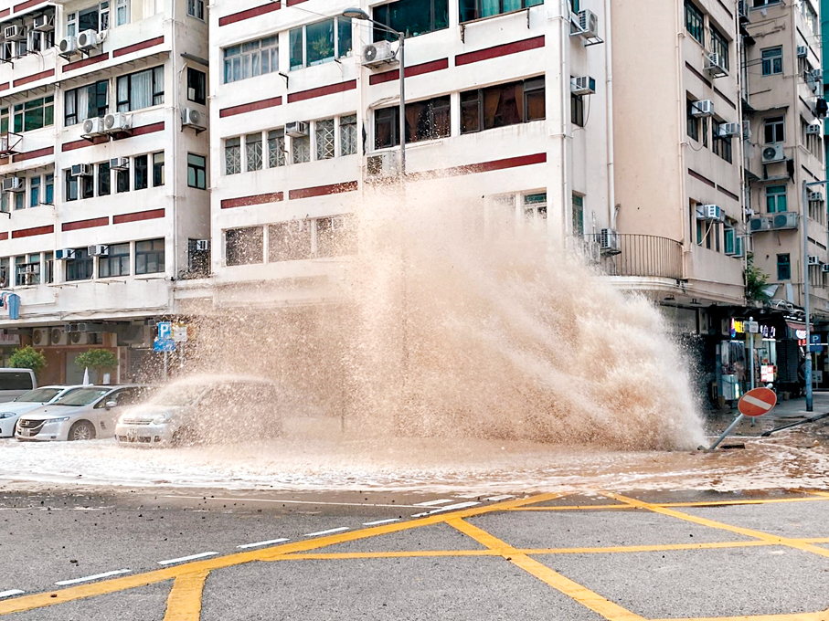 ●當日爆鹹水管一刻，水柱擊起的水花將4輛汽車團團包圍，衝力甚猛。受訪者供圖