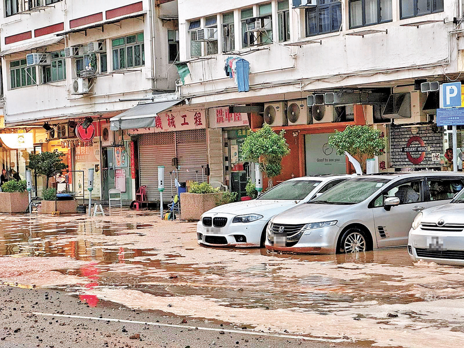 ●停泊在咪錶位的4部汽車在爆水管事件中損毀頗嚴重，車頭擋風玻璃也被水柱沖爆。 受訪者供圖