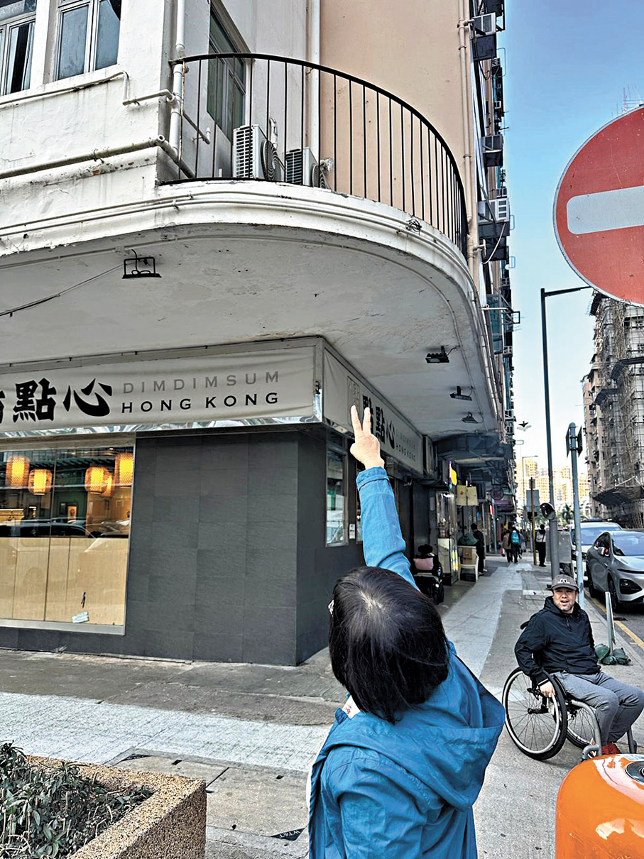 ●住在文景樓一樓的陳太眼見三部冷氣盡毀，非常痛心，只好花近2萬元重新安裝冷氣。香港文匯報記者文禮願  攝