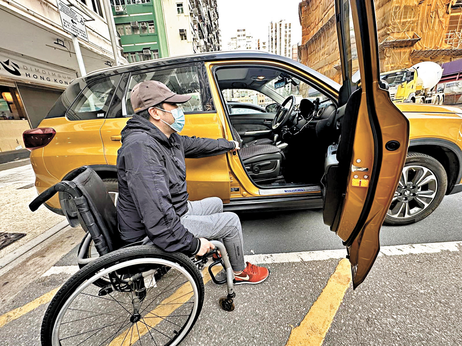 ●患有罕見病的何生平日出入都靠改裝的座駕代步，事件發生後他需自掏腰包買另一部二手車。香港文匯報記者文禮願  攝