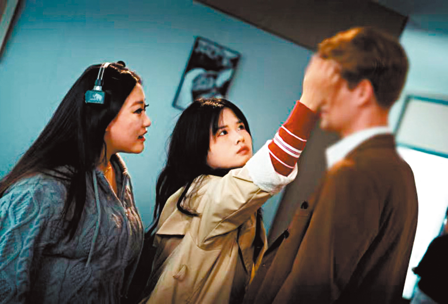 ●栗子（左一）儲備了八九百位外籍演員資源庫。