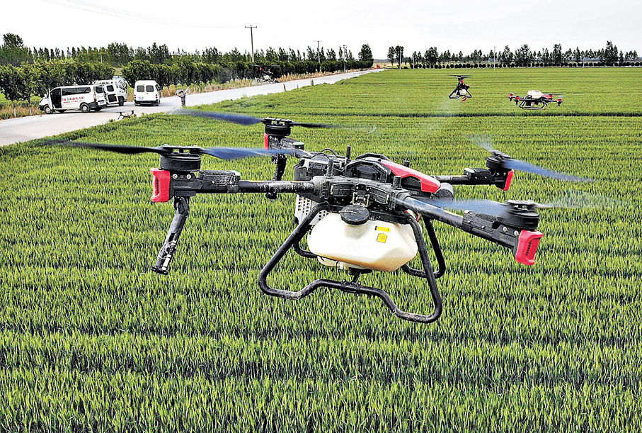 ●中國農用無人機保有量超過30萬架。圖為植保無人機在進行「一噴三防」田間作業。 資料圖片