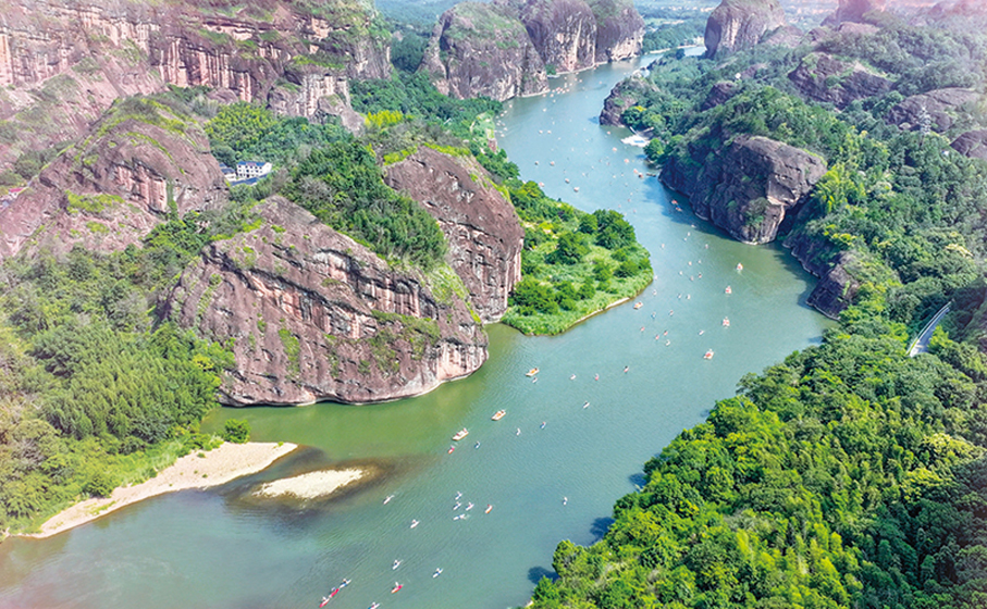●龍虎山位於鷹潭市西南部，擁有世界自然遺產地和世界地質公園兩大國際名片。