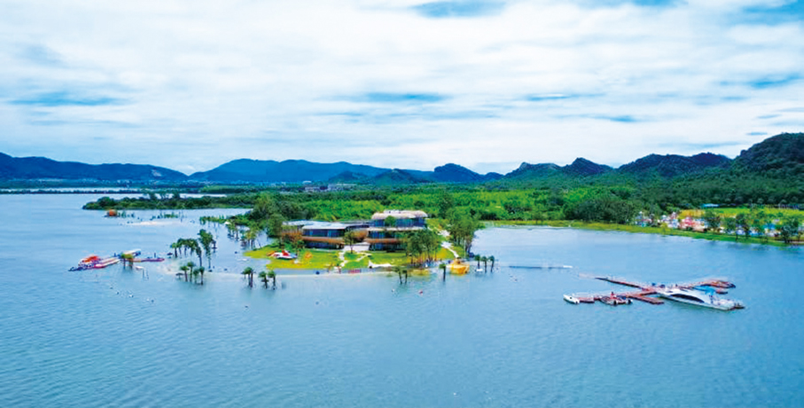 ●白鶴湖嘻嘻哩生態水世界。