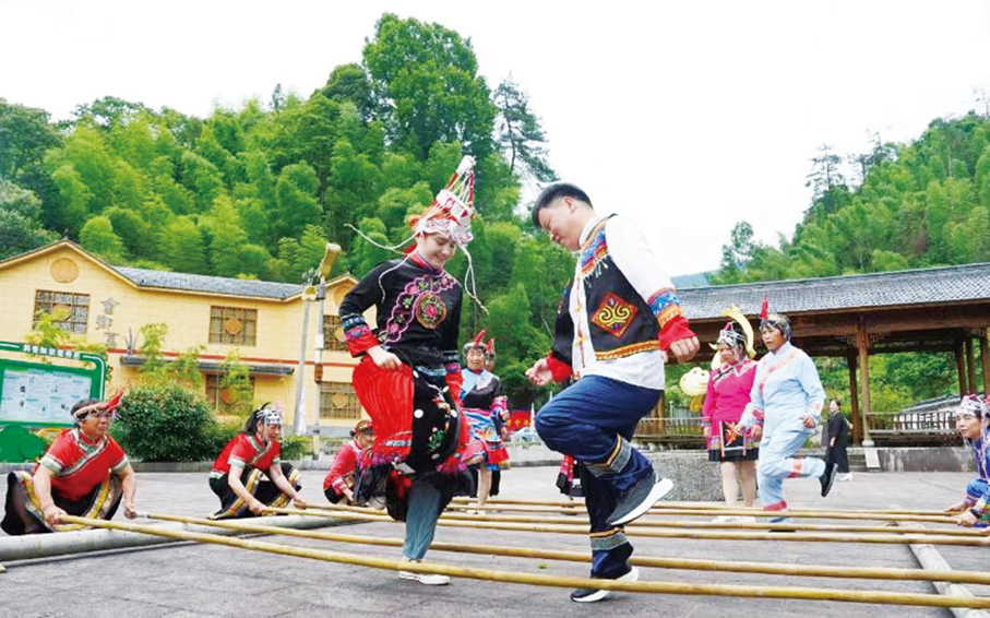 ●遊客跳起畬鄉竹竿舞。