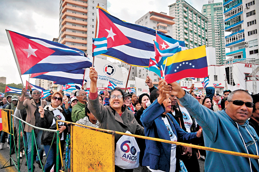 ●古巴民眾在哈瓦那美國大使館前示威，抗議美國入侵委內瑞拉。 法新社