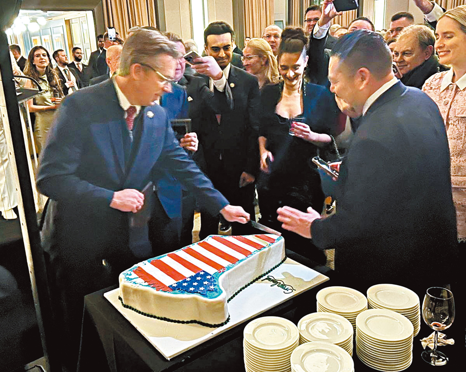 ●在美國共和黨慶祝特朗普執政一年活動上，多名議員切開並分享覆蓋美國國旗圖案的格陵蘭造型蛋糕。 路透社