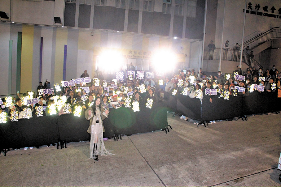 ●炎明熹前晚獲近200位粉絲冒寒前來應援。 香港文匯報記者達里 攝