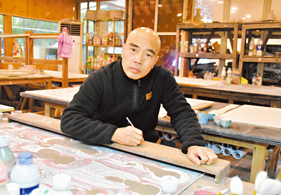 ●范敏祺投身「釉色裏的敦煌」創作已逾十年。 記者黃慧 攝