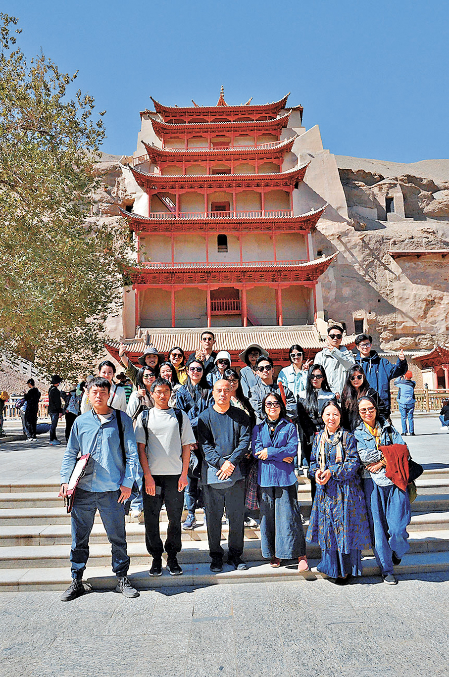 ●范敏祺率學生在敦煌考察研習。
