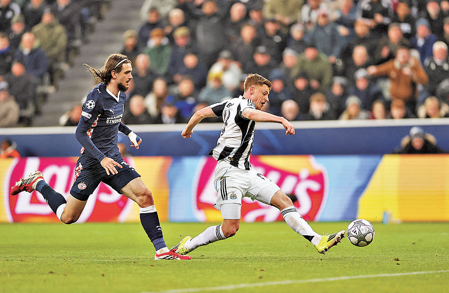 ●哈維班尼斯（右）破門「埋齋」，助紐卡素鎖定3：0勝局。  路透社