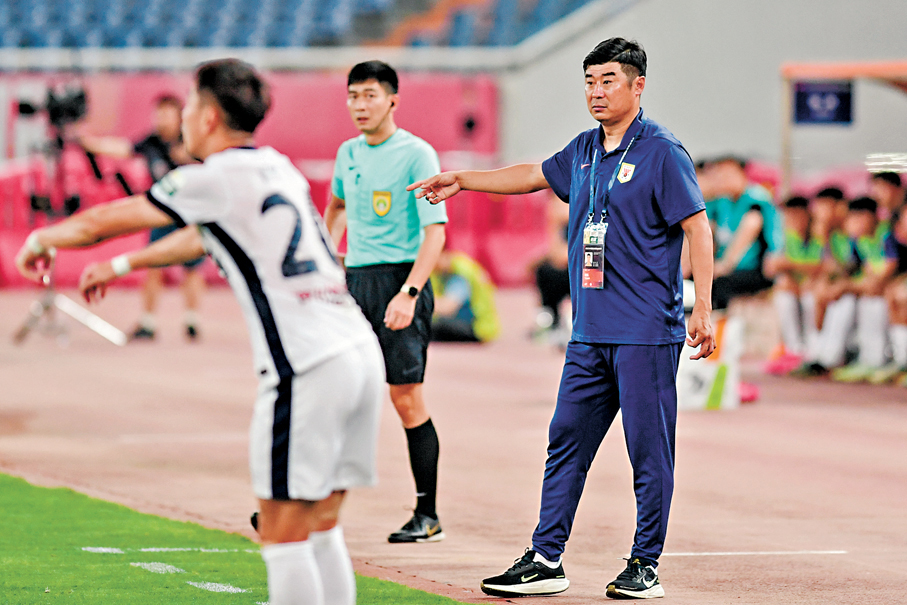 ●山東泰山足球俱樂部教練組組長韓鵬（右）強調，培養球員絕無捷徑。 資料圖片