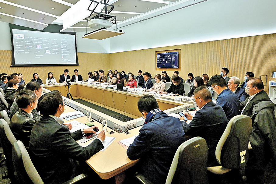 ●文化體育及旅遊局昨日召開會議，統籌內地春節黃金周接待訪港旅客的預備工作。