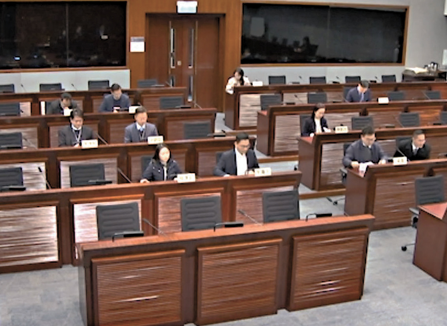 ●立法會18個事務委員會昨日陸續舉行會議，各委員會確認2026年會期的正副主席。圖為食物安全及環境衞生事務委員會開會現場。 視頻截圖
