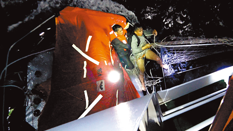 ●中國海警緊急救援菲律賓籍落水船員。