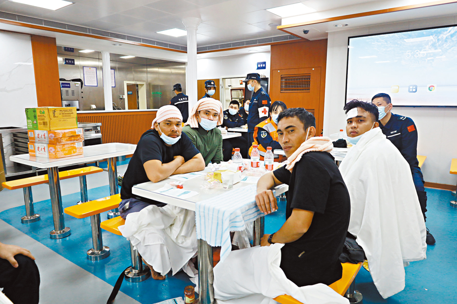 ●第一批獲救菲船員4人。