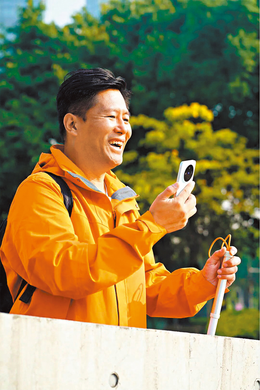 ●趙秋寶借助一部智能手機便能解決吃住行等各類問題，行走中國暢通無阻。 香港文匯報廣州傳真