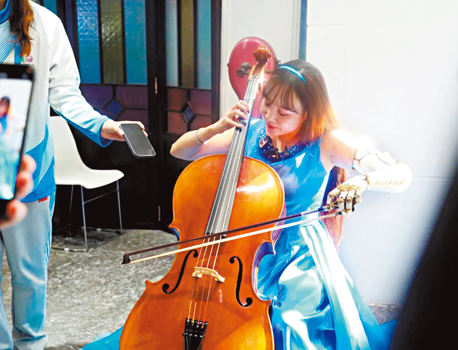 ●黎淑瑜利用智能機械手義肢演奏大提琴。香港文匯報廣州傳真