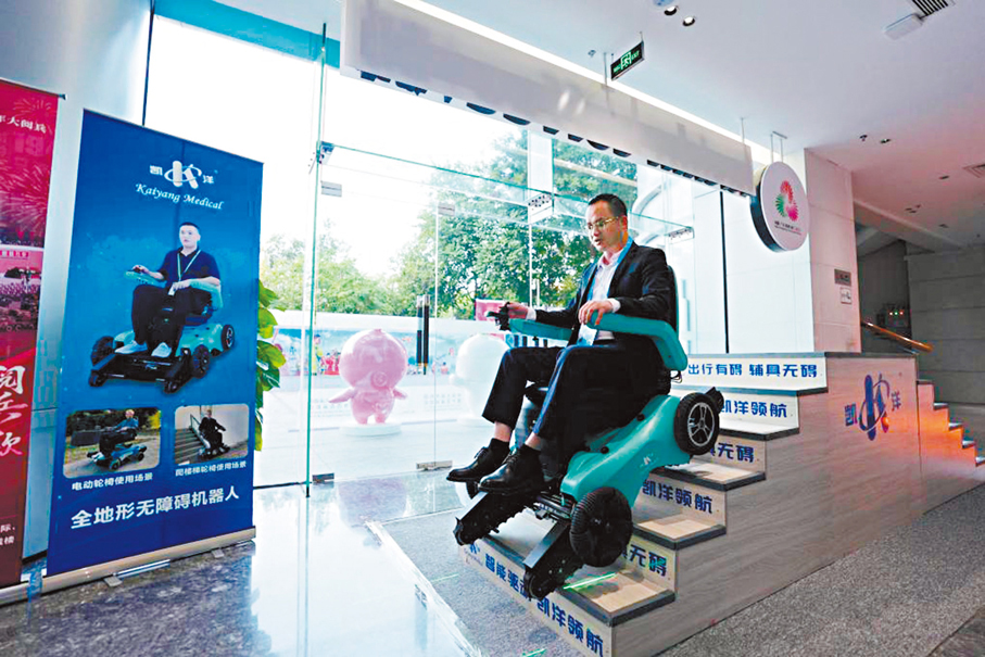 ●廣東佛山一家輔具廠家生產的全地形無障礙機器人。 新華社