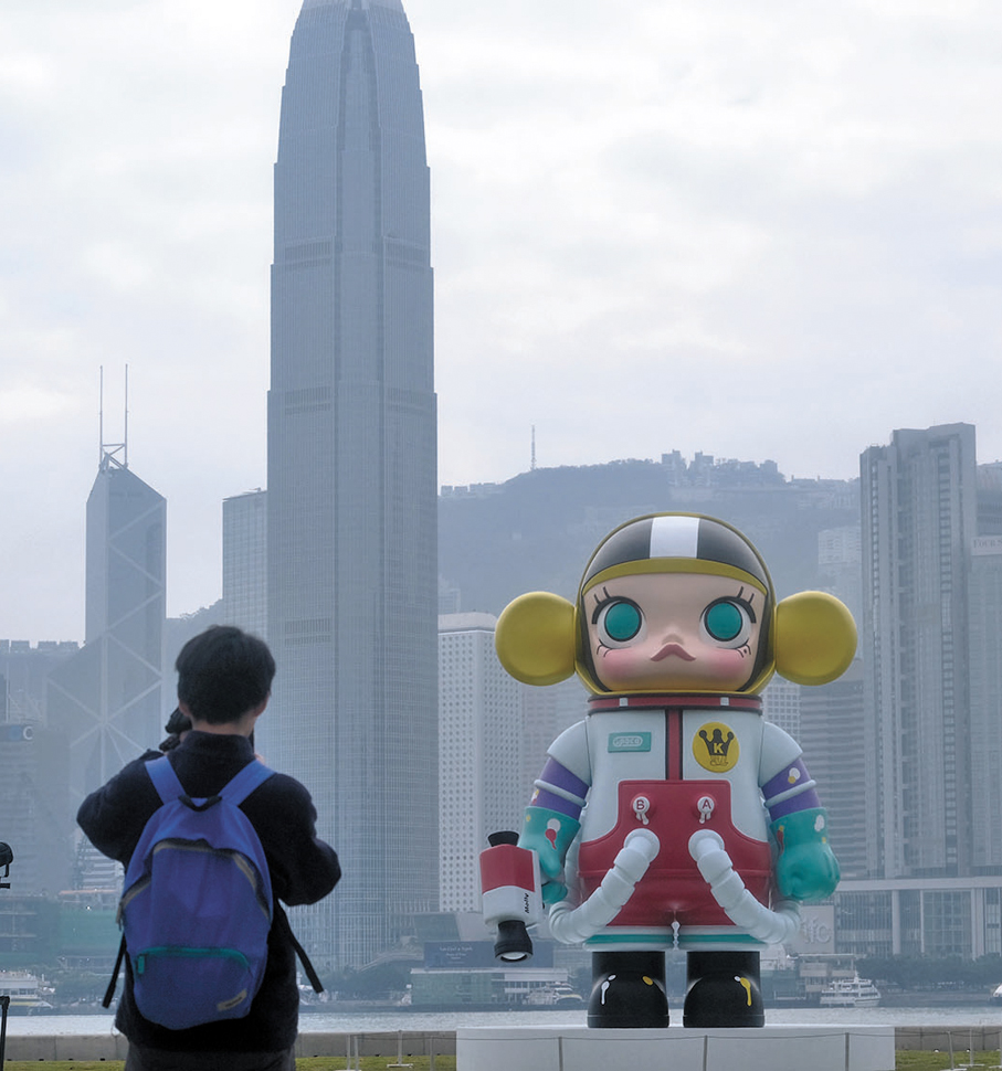 ●「倔強少女」MOLLY像所有咬牙堅持的人一樣固執而溫柔。圖為6米高SPACE MOLLY大型雕塑。