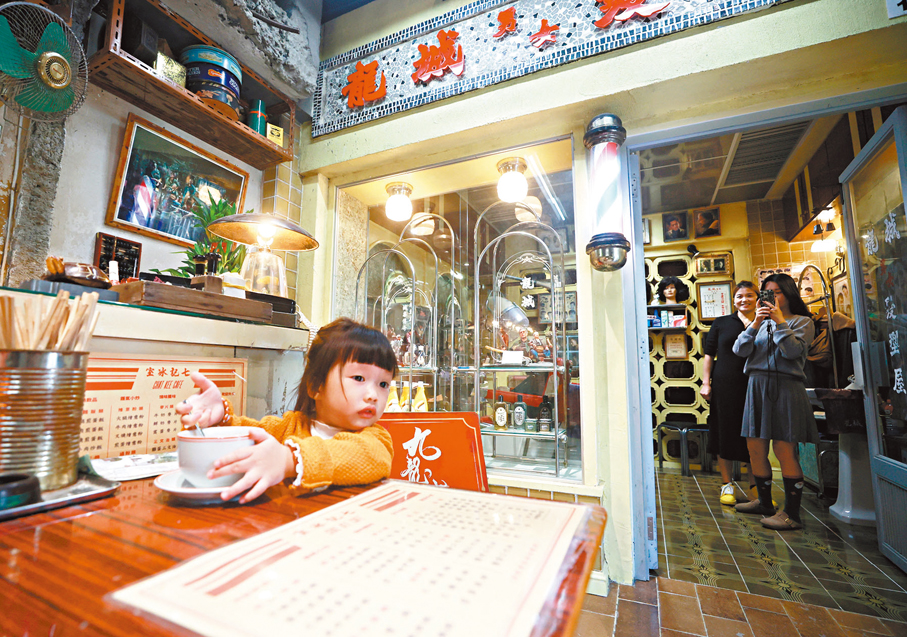 ●市民帶小朋友到九龍城的《九龍城寨光影之旅》展覽參觀。 香港文匯報記者郭木又  攝 