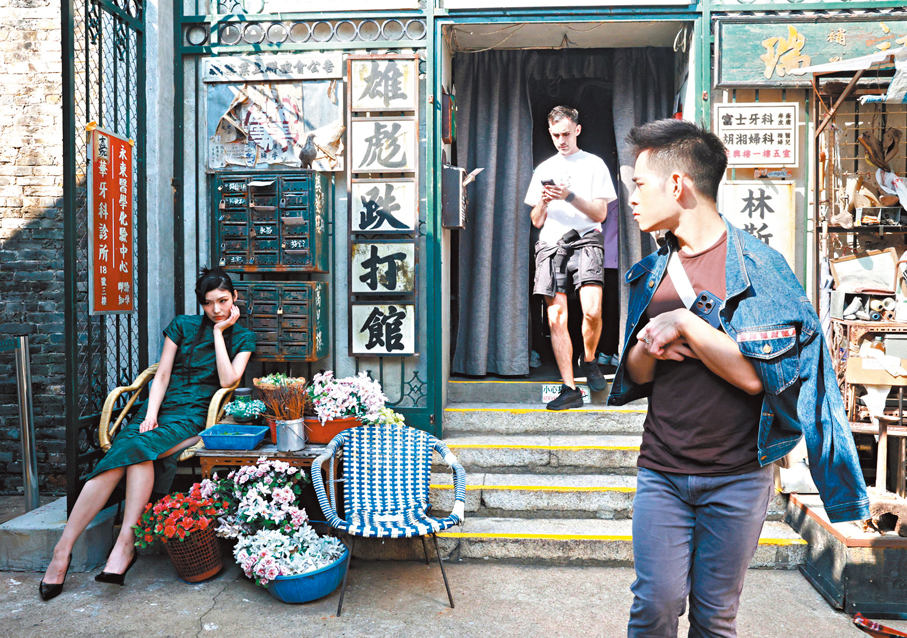 ●不少人精心打扮到電影場景打卡留念。 香港文匯報記者郭木又  攝